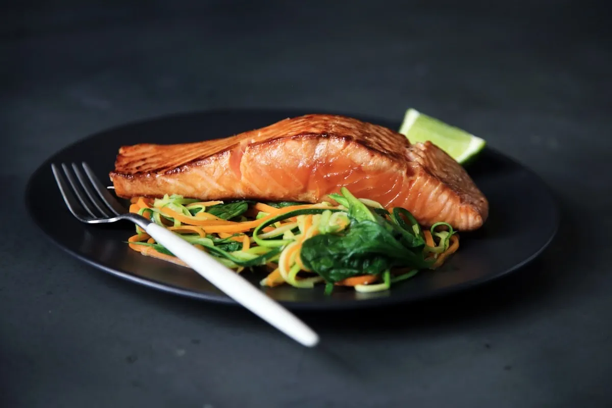 Aliments riches en oméga-3 : saumon, noix et graines