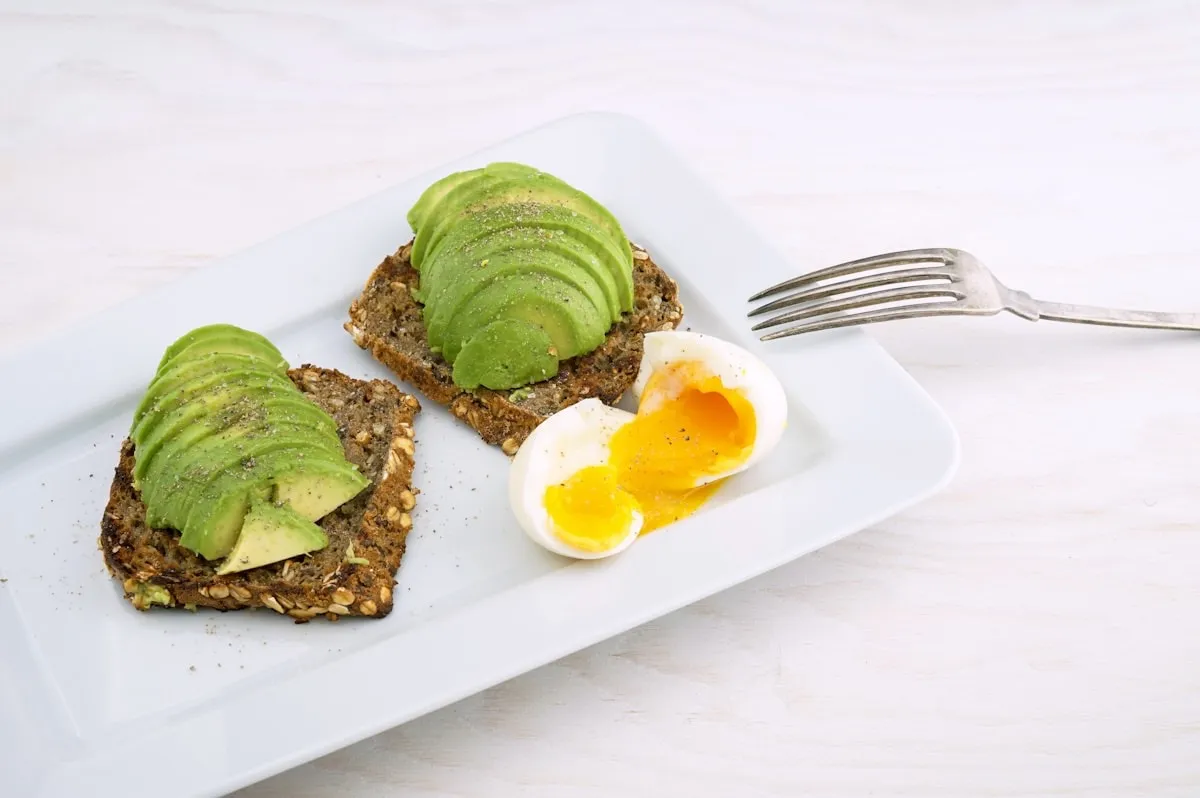 Graines de chia dans un bol et pudding de chia